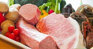 焼く前に、竹のざるにのった神戸牛などを席まで持ってきます。「こちらを焼きますがいいですか？」と給仕が見せてくれるのがリュクス