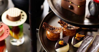 ブラックアフタヌーンティーをいただきましょう。あなたも異空間を感じたければ「アマン東京」へぜひ。