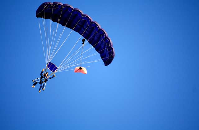 スカイダイビングは空を手中に収める手段。飛行機から飛び出す勇気があれば、何でも可能・・・