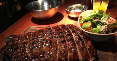 まさにかぶりついたポークリブ「The Meat & Wine Co.」