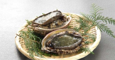 アワビの肝の粕漬けは、ちょっと趣向を凝らしたお酒のおとも・・・贅沢をした気分になります。
