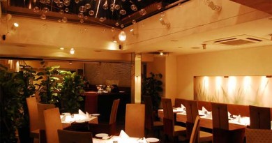 隠れたイタリアンの名店は、六本木の「side door hisio」。地下に通じる階段を下がると・・・ゴージャスな大人の空間