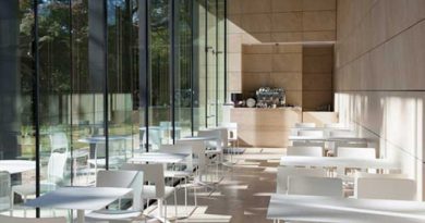 「Cafe du Palais(カフェ・ド・パレ)」は全面ウィンド型。お庭が良く見えて寛ぎに最適な場所・・・ 「Cafe du Palais(カフェ・ド・パレ)」は全面ウィンド型。お庭が良く見えて寛ぎに最適な場所・・・