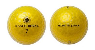 グリーンに映える金のボールで華やかにプレーを楽しみましょう。